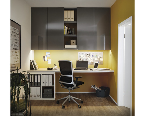 Arbeitszimmer mit Schreibtisch, Bürostuhl, Regalen und Büromaterial