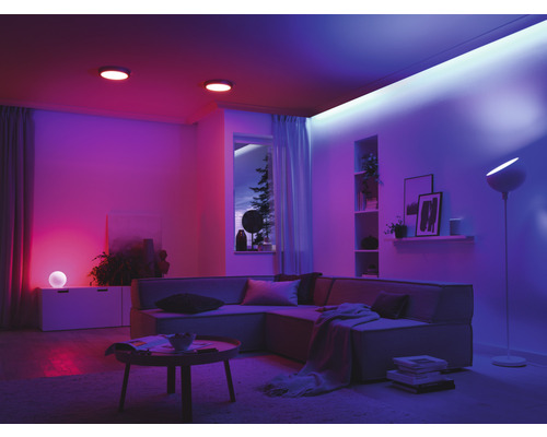 Salon avec système d''éclairage, plafonniers, bandeau lumineux, lampadaire et lampe de table