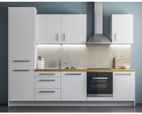 Cuisine complète avec éléments hauts, évier, cuisinière et hotte aspirante