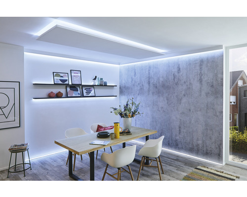 Salle à manger avec table, chaises, étagères murales et éclairage LED