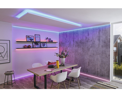 Esszimmer mit Esstisch, Stühlen, Regalen und LED-Beleuchtung für eine helle und moderne Atmosphäre