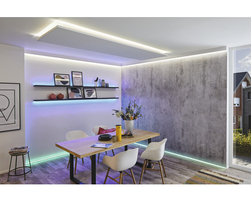 Esszimmer mit Esstisch, Stühlen, Regalen und LED-Beleuchtung für eine moderne Atmosphäre