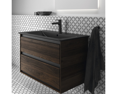 Salle de bains avec meuble sous-lavabo, lavabo et robinetterie.