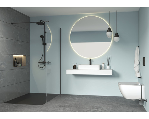Salle de bains moderne avec douche, lavabo, miroir et toilettes dans un design lumineux