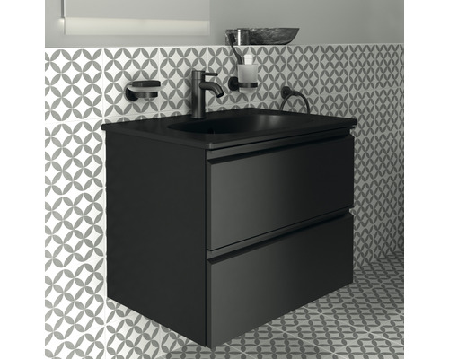 Meuble sous-lavabo avec deux tiroirs et robinetterie devant un mur à motifs