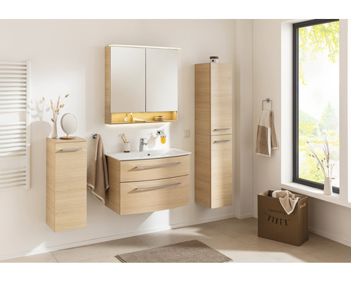 Salle de bains avec lavabo, armoire de toilette, armoire latérale et armoire haute aspect bois.