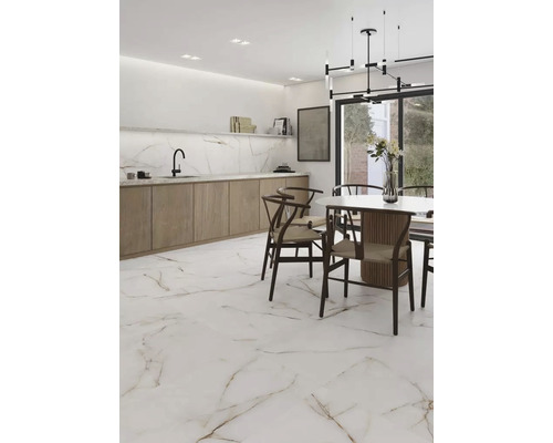 Pièce lumineuse avec sol en marbre, table à manger et kitchenette pour une ambiance moderne.