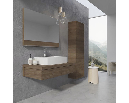 Modernes Badezimmer mit Waschbecken, Spiegel und Schrank