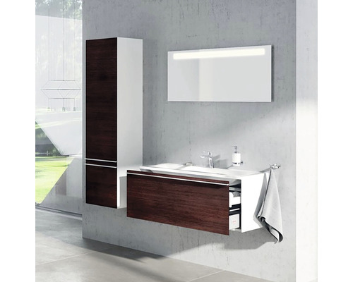 Modernes Badezimmer mit Waschbeckenunterschrank, Spiegelschrank und Hochschrank für ein stilvolles Ambiente