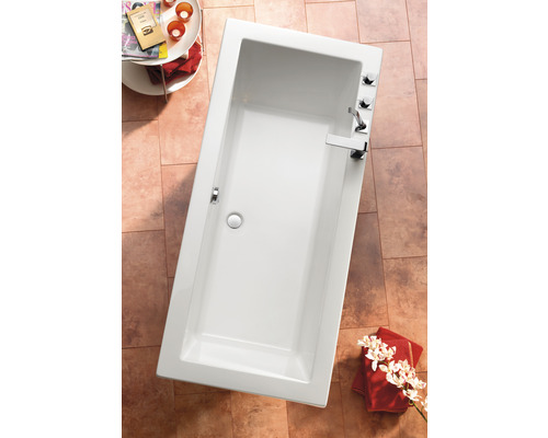 Baignoire rectangulaire dans la salle de bains avec robinet