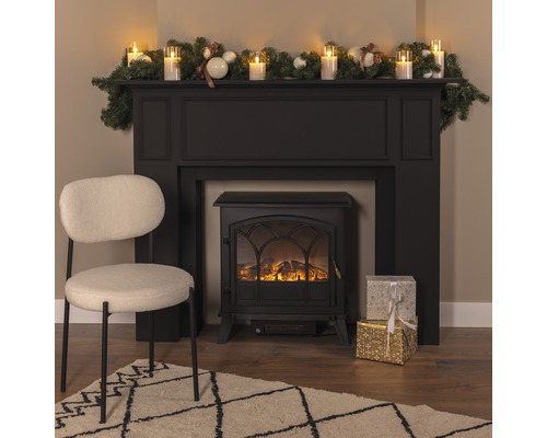 Intérieur décoratif avec cheminée électrique, chaise, tapis et décorations de Noël