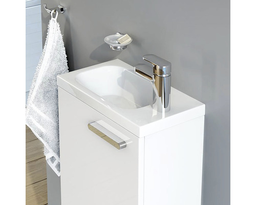 Waschtisch mit Armatur, Handtuch und Seife