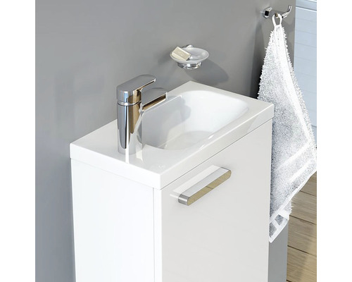 Petit lavabo avec meuble sous-vasque, robinet, porte-savon et porte-serviettes