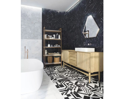 Badezimmer mit Badewanne, Regal, Waschtischunterschrank, Spiegel und schwarz-weiß gemusterten Fliesen