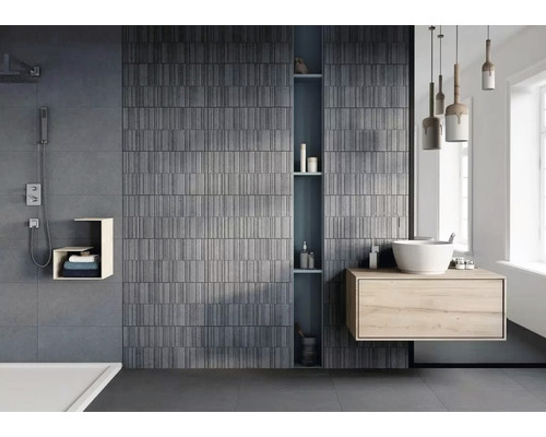 Salle de bains moderne avec carrelage mural gris, lavabo et douche