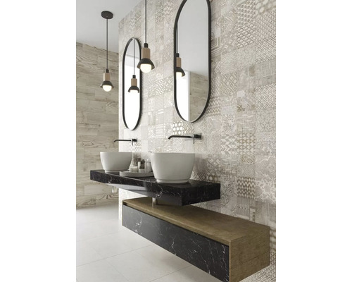 Modernes Badezimmer mit Doppelwaschtisch, Spiegeln und gemusterten Fliesen