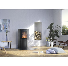Wohnzimmer mit Kaminofen, Brennholz und Holzboden für eine gemütliche Atmosphäre