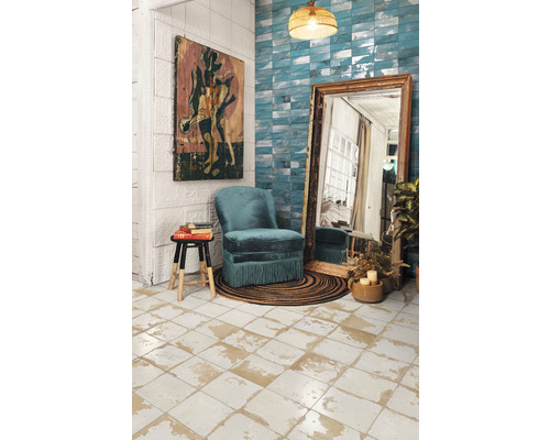 Intérieur décoratif avec fauteuil, miroir et carrelage mural et au sol