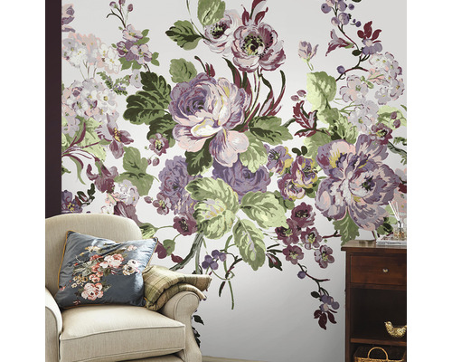 Salon avec papier peint floral, fauteuil et table d''appoint