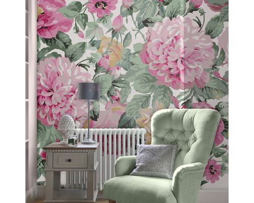 Pièce décorative avec papier peint floral, fauteuil, table et radiateur