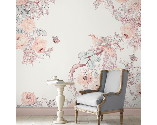 Décoration murale avec motif floral, oiseau et fauteuil dans la pièce.