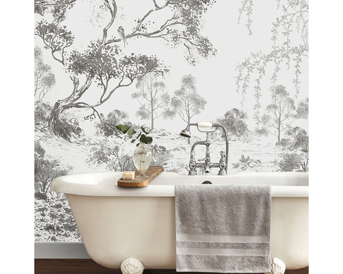 Scène avec baignoire îlot, serviette et papier peint à motif de forêt