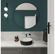 Salle de bain avec lavabo, miroir et carreaux muraux hexagonaux