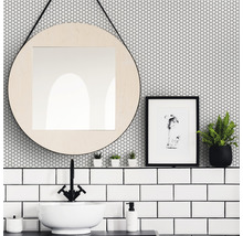 Badezimmer mit rundem Spiegel, Waschbecken und Dekoration