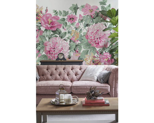 Salon avec canapé, table basse et papier peint à fleurs