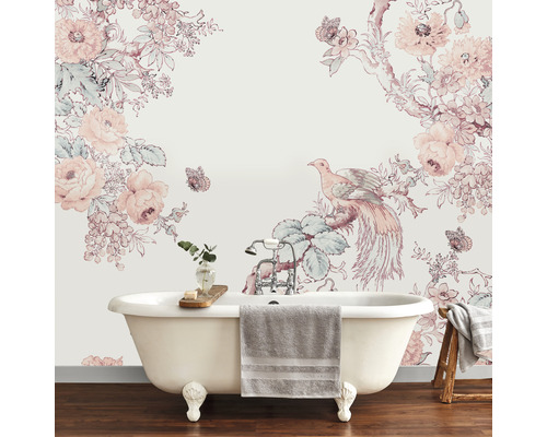 Salle de bains avec baignoire îlot et papier peint floral à motif d''oiseau