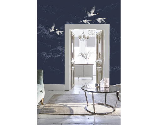 Salon avec papier peint à motif d''oiseaux, table basse et commode