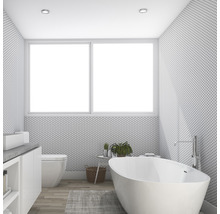 Badezimmer mit Badewanne, Toilette, Waschtisch und Fenster