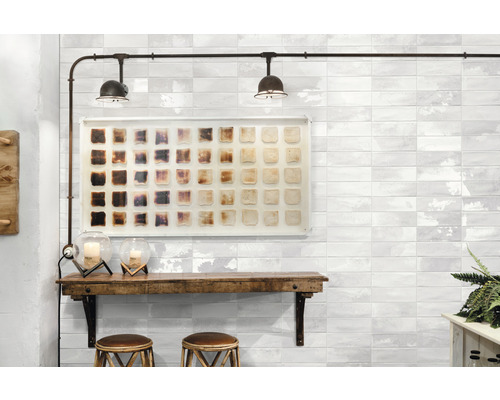 Aperçu de la pièce avec des carreaux muraux, une table en bois et des décorations
