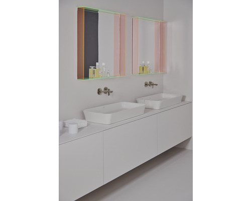 Salle de bain avec deux lavabos sur un meuble sous-vasque et deux miroirs colorés