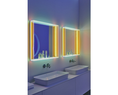 Salle de bains avec deux lavabos et miroirs éclairés