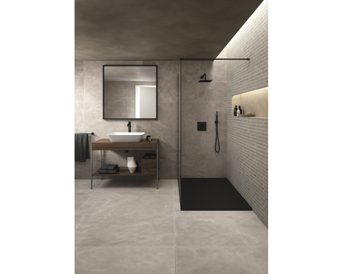 Salle de bain avec lavabo, miroir et douche à l''italienne.
