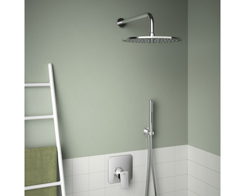 Salle de bain avec douche de pluie, douchette à main et échelle à serviettes