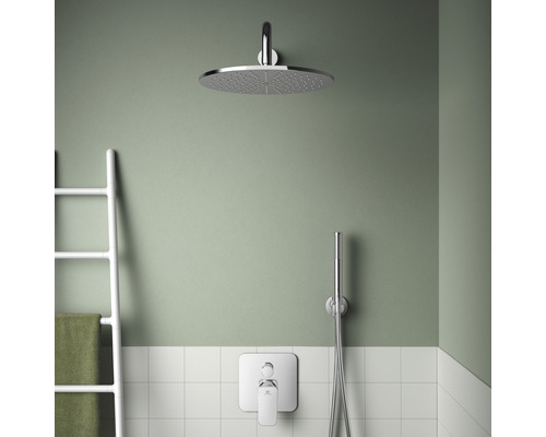 Badezimmer mit Kopfbrause, Handbrause, Armatur und Handtuchhalter