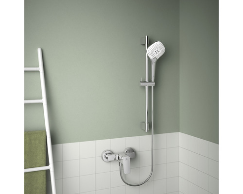 Brausegarnitur mit Handbrause, Brausestange und Mischbatterie im Badezimmer.