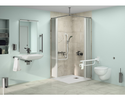 Barrierefreies Badezimmer mit Dusche, Waschbecken und Toilette mit Haltegriffen.