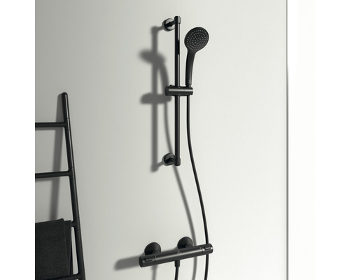 Schwarze Duschgarnitur mit Brausestange, Handbrause und Thermostat