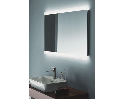 Salle de bains avec miroir rectangulaire et éclairage LED au-dessus d''un lavabo