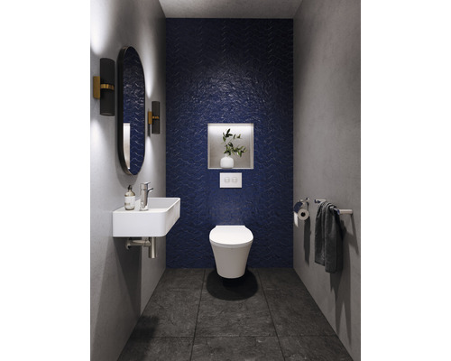 Salle de bain moderne avec lavabo, toilettes et mur d''accent bleu.