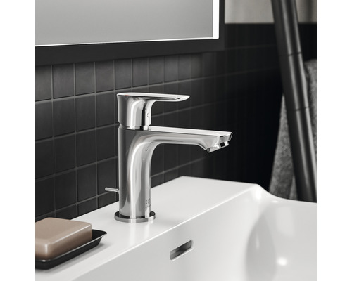 Mitigeur de lavabo chromé sur un lavabo