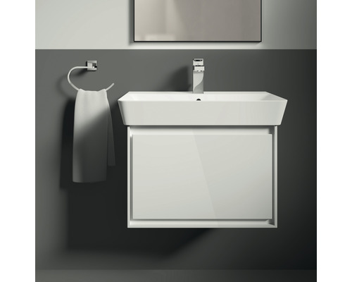 Meuble sous-lavabo avec lavabo, robinet et porte-serviettes dans la salle de bain