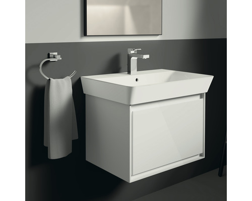 Vasque avec meuble sous-vasque, robinet et porte-serviettes dans la salle de bain