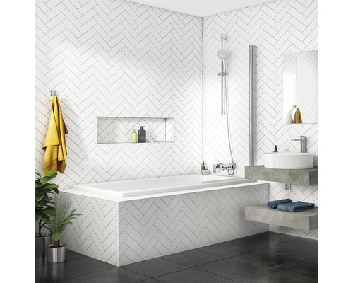 Salle de bains avec baignoire, lavabo et carrelage blanc à chevrons