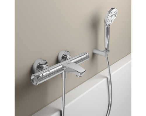 Wandmontierte Badewannenarmatur mit Handbrause