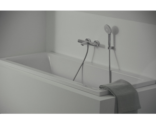 Eingebaute Badewanne mit Armatur und Handbrause