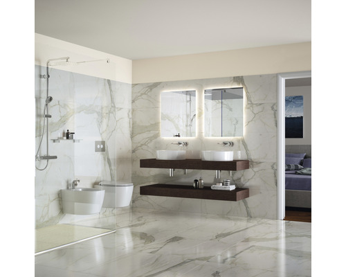 Salle de bain lumineuse avec douche, toilettes, bidet, lavabos et miroirs éclairés.